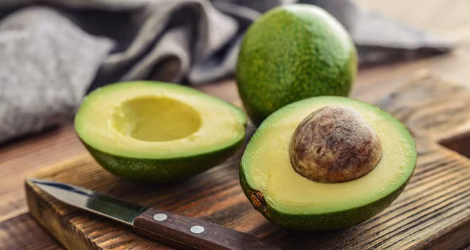 Quả bơ: Ăn bơ hàng ngày giúp cơ thể bổ sung kali, chất béo không bão hòa đơn và chất xơ. Chúng kiểm soát cholesterol, lượng đường trong máu và giúp cơ thể giữ nước. Bạn cũng có thể tìm thấy rất nhiều dưỡng chất khỏe mạnh khác trong bơ như vitamin C, E, K, B6, magiê và axit béo omega-3. Ảnh: Foodnetwork.