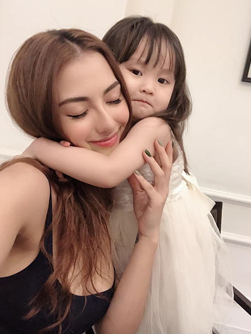 Hong Que up mo chuyen la khien fan 