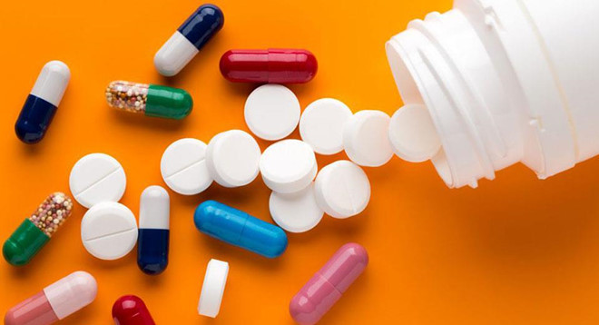 Tăng nguy cơ kháng kháng sinh: Rửa tay là bước quan trọng nhất trong việc loại bỏ nhiễm khuẩn. Do đó, bạn nên rửa tay thường xuyên để làm giảm nguy cơ lây bệnh mà phương thức điều trị thường bằng kháng sinh. Theo CDC, rửa tay có thể ngăn ngừa khoảng 1/3 các bệnh liên quan đến tiêu chảy và khoảng 1/5 các bệnh nhiễm trùng đường hô hấp. Nó cũng có thể làm giảm gần 60% sự lây lan của các bệnh liên quan đến tiêu chảy ở những người có hệ miễn dịch yếu. Ít nhiễm trùng hơn có nghĩa là điều trị bằng kháng sinh ít phổ biến hơn. Việc lạm dụng kháng sinh là nguyên nhân hàng đầu gây kháng kháng sinh. Hơn thế, rửa tay cũng có thể ngăn ngừa sự lây lan của những căn bệnh khó điều trị khỏi vi trùng kháng kháng sinh. Ảnh: Healthcare.