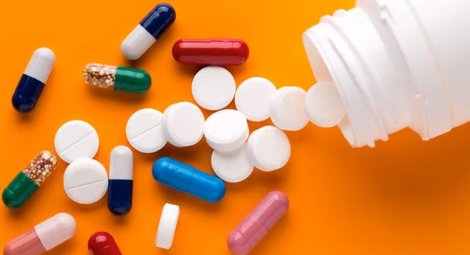 Tăng nguy cơ kháng kháng sinh: Rửa tay là bước quan trọng nhất trong việc loại bỏ nhiễm khuẩn. Do đó, bạn nên rửa tay thường xuyên để làm giảm nguy cơ lây bệnh mà phương thức điều trị thường bằng kháng sinh. Theo CDC, rửa tay có thể ngăn ngừa khoảng 1/3 các bệnh liên quan đến tiêu chảy và khoảng 1/5 các bệnh nhiễm trùng đường hô hấp. Nó cũng có thể làm giảm gần 60% sự lây lan của các bệnh liên quan đến tiêu chảy ở những người có hệ miễn dịch yếu. Ít nhiễm trùng hơn có nghĩa là điều trị bằng kháng sinh ít phổ biến hơn. Việc lạm dụng kháng sinh là nguyên nhân hàng đầu gây kháng kháng sinh. Hơn thế, rửa tay cũng có thể ngăn ngừa sự lây lan của những căn bệnh khó điều trị khỏi vi trùng kháng kháng sinh. Ảnh: Healthcare.