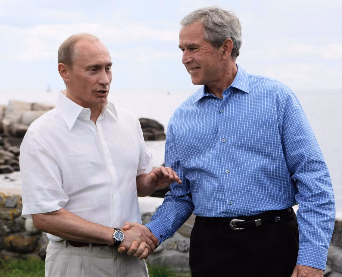 Ông Bush và ông Putin đã nhiều lần gặp nhau trong khuôn khổ các cuộc họp thượng đỉnh. Tuy nhiên, vào năm 2007, một cuộc gặp riêng tư của hai vị lãnh đạo Nga-Mỹ đã diễn ra vào tháng 7/2007 ở Kennebunkport, Maine. Họ cùng nhau đi câu cá và thảo luận về các hệ thống phòng thủ tên lửa ở Ba Lan và Cộng hòa Séc.