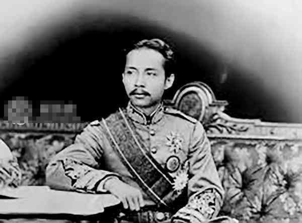 Những bức ảnh về cuộc sống trong hậu cung Thái Lan dưới thời Vua Rama V (hay còn gọi là Vua Chulalongkorn) dần được hé mở thông qua loạt ảnh đen trắng do một phi tần của vị vua này chụp lại. Theo Wikipedia, Vua Rama V (ảnh) là vị vua thứ 5 của Vương triều Chakri trong lịch sử Thái Lan. Ông được xem là một trong những vị vua kiệt xuất của đất nước Thái Lan.