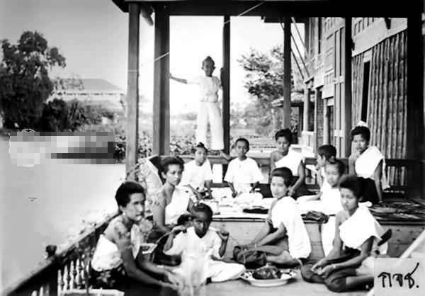 Do trong hậu cung của Thái Lan không có thái giám nên mọi công việc từ lớn đến bé trong cung đều do các nữ nhân đảm nhiệm. Ảnh: Bức ảnh ghi lại các thê thiếp và các con của Vua Rama V.