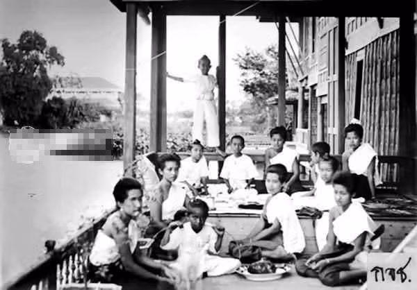 Do trong hậu cung của Thái Lan không có thái giám nên mọi công việc từ lớn đến bé trong cung đều do các nữ nhân đảm nhiệm. Ảnh: Bức ảnh ghi lại các thê thiếp và các con của Vua Rama V.