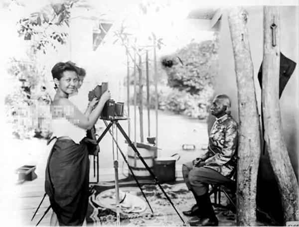 Một phi tần trong hậu cung thời Vua Rama V hướng ánh nhìn về phía máy ảnh khi bà chuẩn bị chụp ảnh.