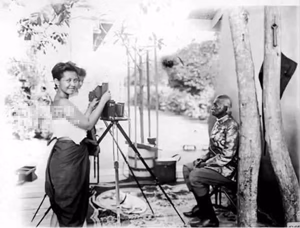 Một phi tần trong hậu cung thời Vua Rama V hướng ánh nhìn về phía máy ảnh khi bà chuẩn bị chụp ảnh.