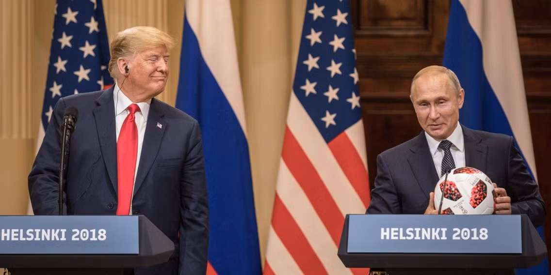 Đây là hình ảnh trong cuộc họp báo chung giữa đương kim Tổng thống Nga Putin và người đồng cấp Mỹ Donald Trump trong khuôn khổ hội nghị thượng đỉnh Nga-Mỹ tổ chức ở Helsinki. Trong ảnh, Tổng thống Putin chuẩn bị trao quả bóng World Cup 2018 cho ông Trump sau khi Nga tổ chức thành công ngày hội bóng đá lớn nhất hành tinh.