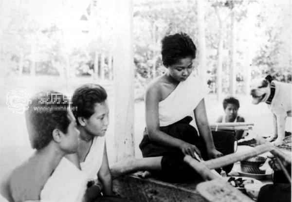 Các phi tần trong hậu cung Thái Lan cũng đảm đương nhiều công việc như thêu thùa, nấu nướng.