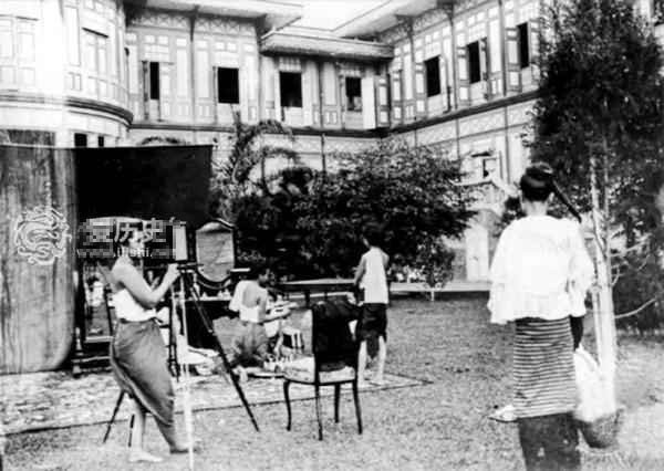 Khung cảnh trong một buổi chụp hình trong chốn hậu cung Thái Lan thời kì đó.