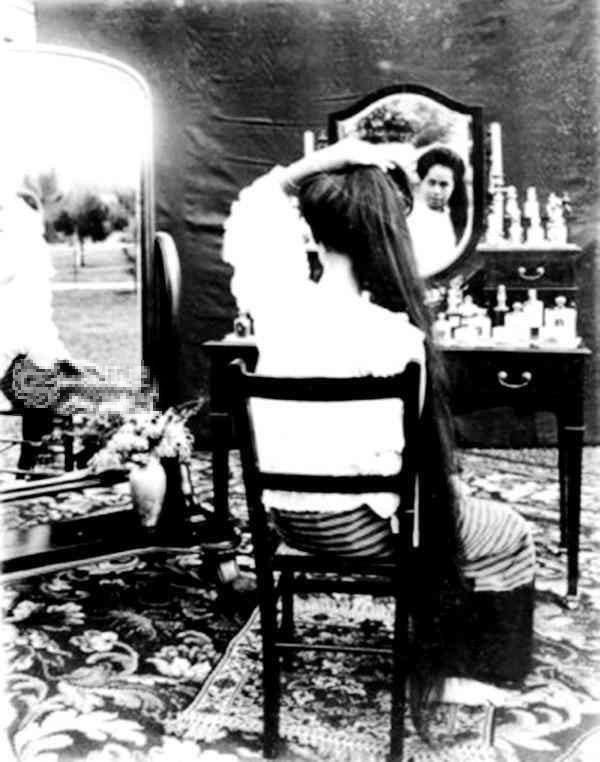 Một phi tần khác của vị vua đáng kính Chulalongkorn đang búi lại tóc.