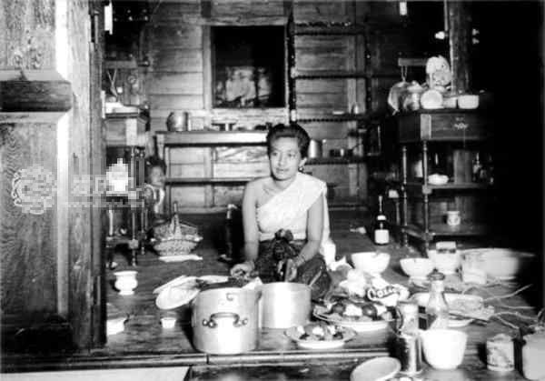 Một phi tần của Vua Chulalongkorn đang chuẩn bị nấu ăn.