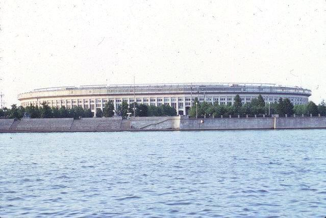 Sân vận động Luzhniki nằm bên bờ sông Moscow. Đây là một trong những sân lớn nhất ở Liên Xô. Sân này cũng vinh dự là nơi tổ chức trận đấu mở màn và trận chung kết trong World Cup 2018. (Nguồn ảnh Ifeng).