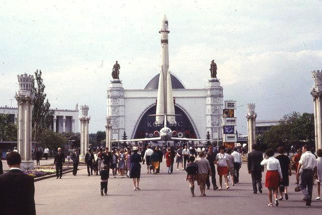 Đông đảo người dân tới cung thiên văn ở Moscow mỗi ngày.