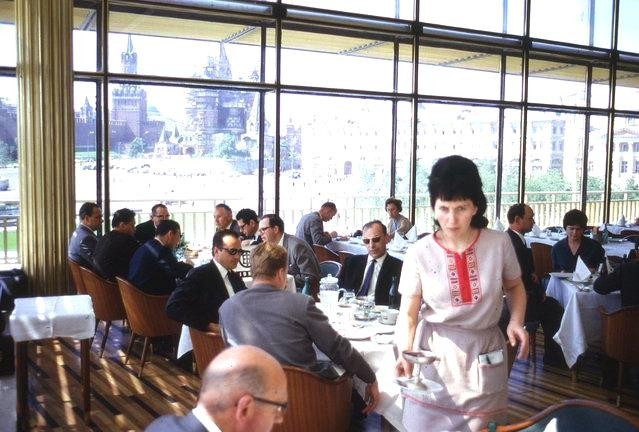 Các thực khách đang chờ món được đưa ra tại nhà hàng nằm trong khách sạn Rossiya.