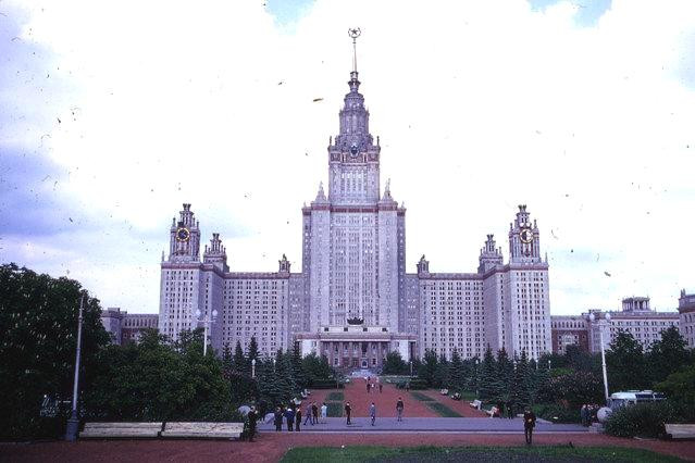 Khuôn viên bên trong trường Đại học Moscow.