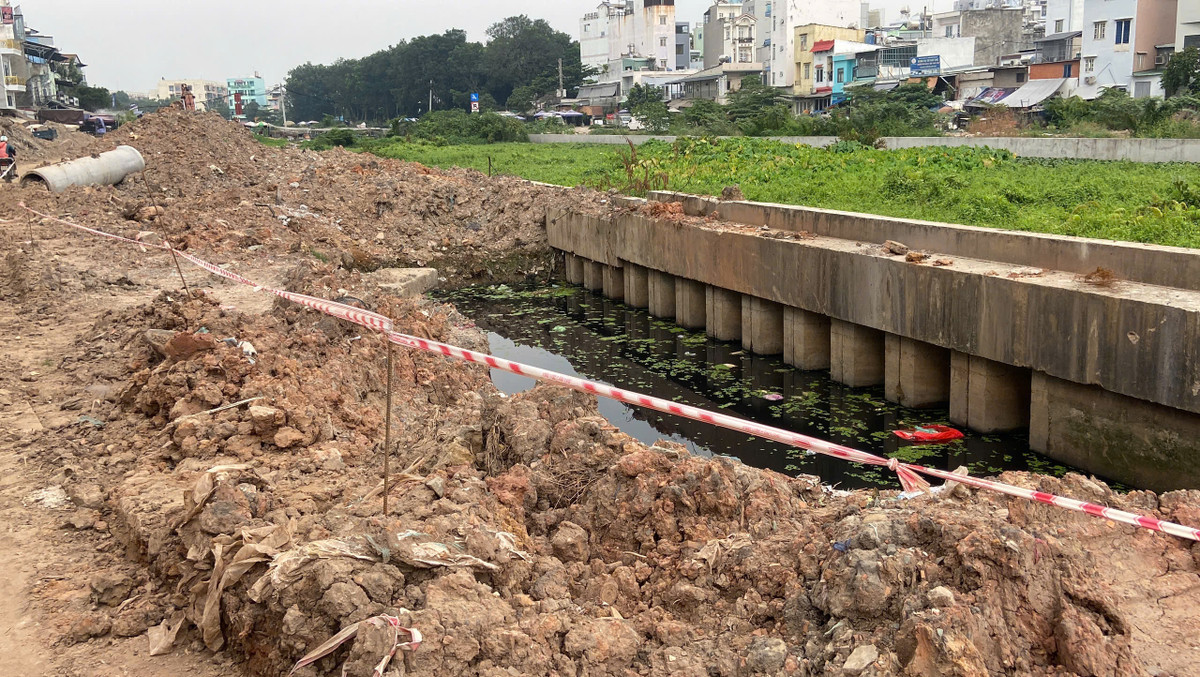 DA cai tao tuyen kenh dai nhat TP HCM tre hen, nguoi dan khon kho vi o nhiem-Hinh-2