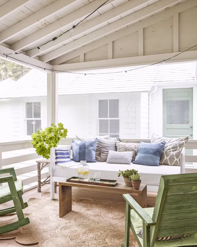 Hiên nhà này nằm ngay bên ngoài phòng khách và giúp cung cấp thêm 23m2 để thư giãn và sưởi nắng. Chiếc ghế sofa Daybed có thể giúp vừa ngồi thư giãn hay nằm nghỉ sưởi nắng khi cần đều rất ổn. Ảnh: Countryliving.