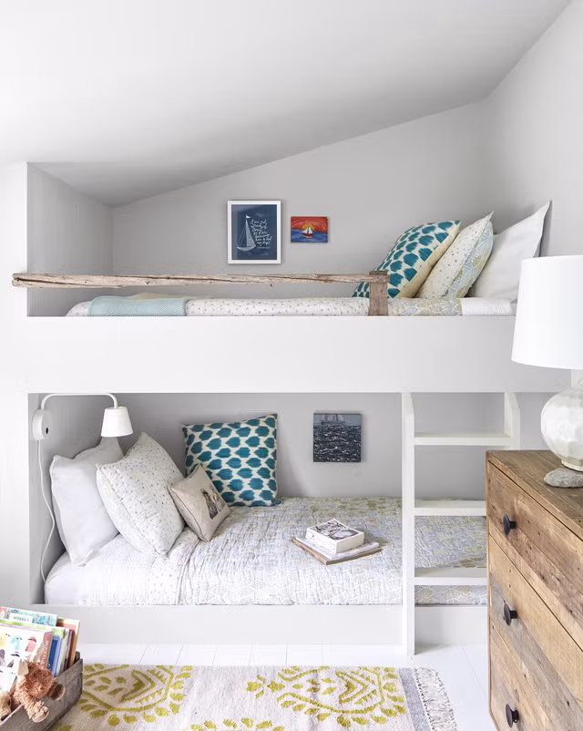 Một phòng ngủ giường tầng cho hai cô con gái của chủ nhà được bố trí trong một phần không gian của tầng áp mái. Ảnh: Countryliving.