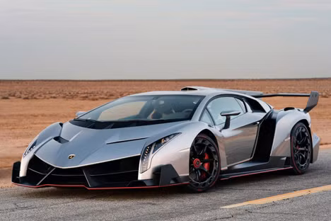 Lamborghini Veneno được sản xuất đúng 4 chiếc Veneno trên toàn thế giới. Trong đó 3 chiếc được bán ra thị trường Thế giới, chiếc còn lại hãng “Bò Ý” giữ lại dùng để trưng bày.