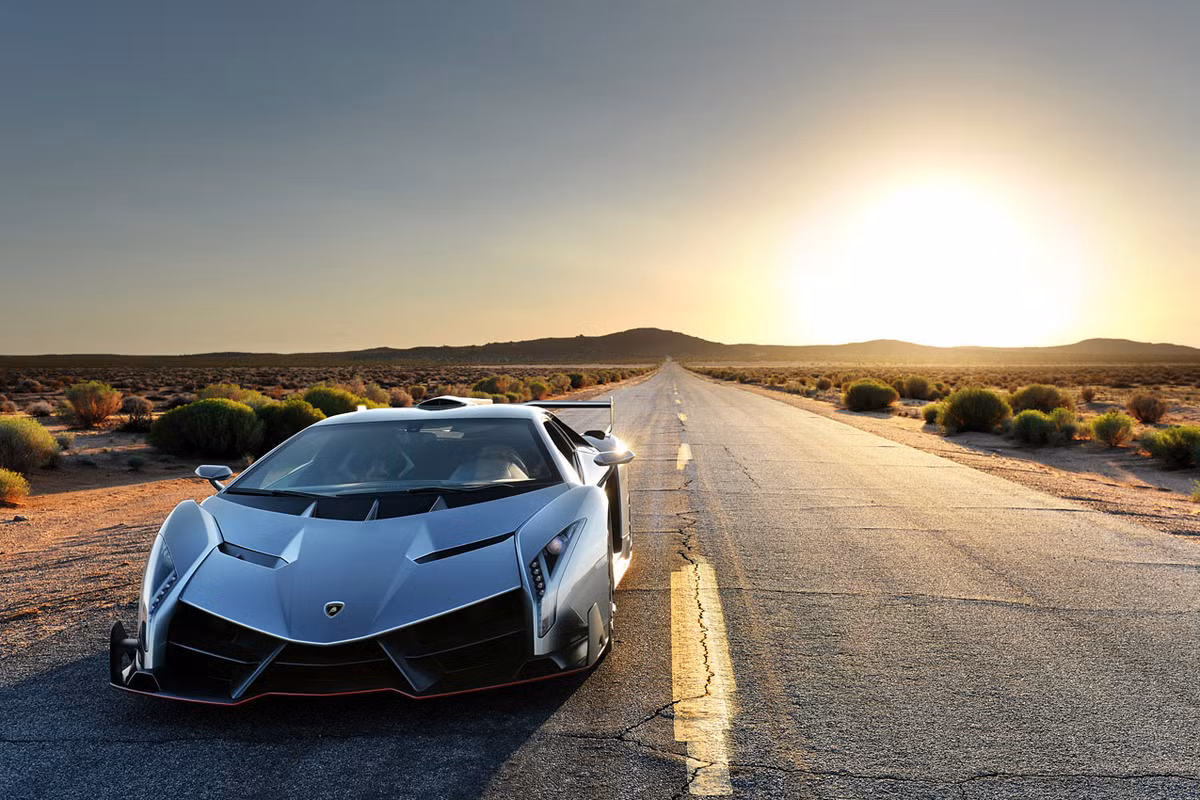 Trái tim của Lamborghini Veneno là khối động cơ V12, công suất cực đại 750 mã lực. Xe chỉ cần 2,8 giây để đạt vận tốc 62 dặm/giờ. Tốc độ tối đa của xe là 222 dặm/giờ.
