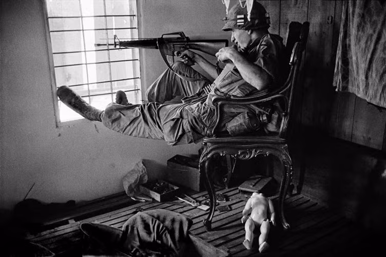 Philip Jones Griffiths chụp được bức ảnh lính Mỹ chiến đấu trong một ngôi nhà tại Sài Gòn năm 1968.