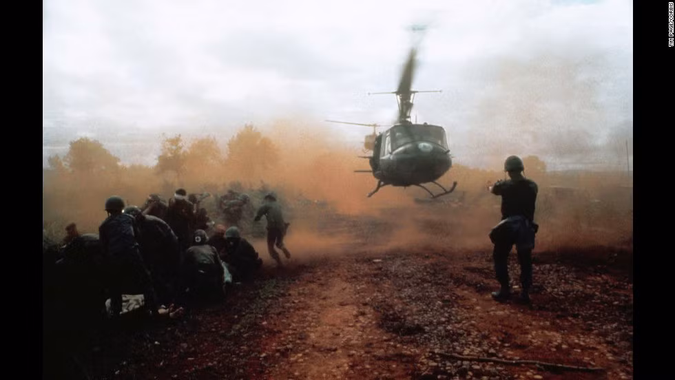 Tim Page đã chụp ảnh một trực thăng của Mỹ cất cánh bụi bay mờ mịt. Dưới mặt đất là binh sĩ bị thương được đồng đội sơ cứu. Ảnh chụp năm 1965.