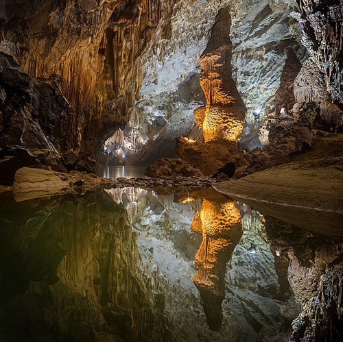 Vẻ đẹp tuyệt mĩ của động Phong Nha, Quảng Bình. Tài khoản Jimmydauphotography đã chia sẻ bức ảnh này với chú thích: "Động dài 7.729m, gồm 14 hang động và dòng sông ngầm 13.969m. Du khách chỉ được phép khám phá khoảng 1,5 km bên trong. Một vài hang động ở đây cao đến mức có thể chứa được một tòa nhà cao 40m".