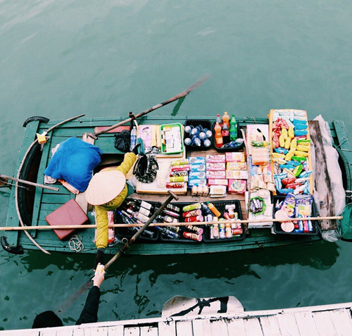 Hình ảnh giản dị người bán hàng trên vịnh Hạ Long. Bức ảnh này được du khách chụp năm 2013.