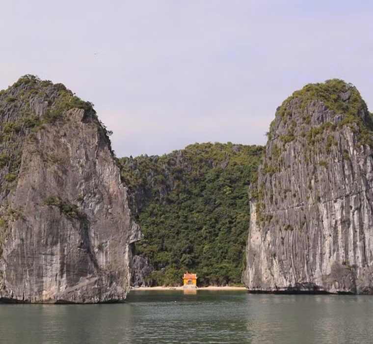 Vịnh Hạ Long đẹp thơ mộng qua ống kính phó nháy nước ngoài.