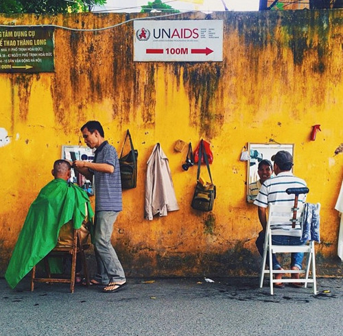 Khi đến Hà Nội, du khách vẫn bắt gặp hình ảnh những quán cắt tóc vỉa hè. Trong ảnh là quán cắt tóc vỉa hè trên phố Trịnh Hoài Đức, Hà Nội.