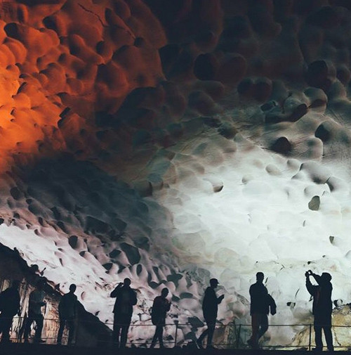 Huffington Post đã mở một tài khoản Instagram mang tên Worldpost để độc giả chia sẻ hình ảnh đẹp chụp được khi đi du lịch. Dự án này có tên "Through Your Lens" (Qua ống kính của bạn). Trong đó, nhiều khách du lịch đã gửi ảnh đẹp Việt Nam khi đi du lịch cho Huffington Post. Trong ảnh là hang Sửng Sốt ở vịnh Hạ Long.