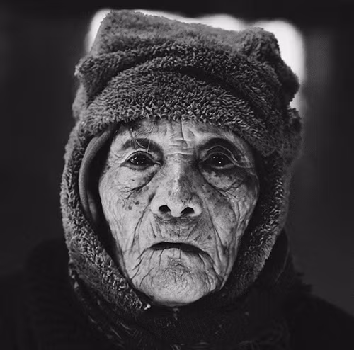 Gương mặt một bà lão bán hoa trên chợ nổi ở Hội An. Tài khoản Bradwilletts đã chụp được bức ảnh này trong chuyến du lịch đến Việt Nam năm 2014.