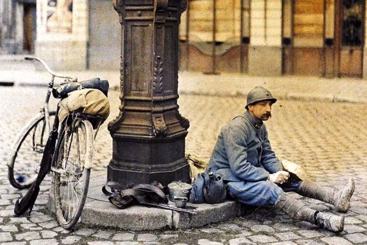 Một nam giới Pháp ngồi nghỉ ngơi sau chuyến hành trình vất vả.