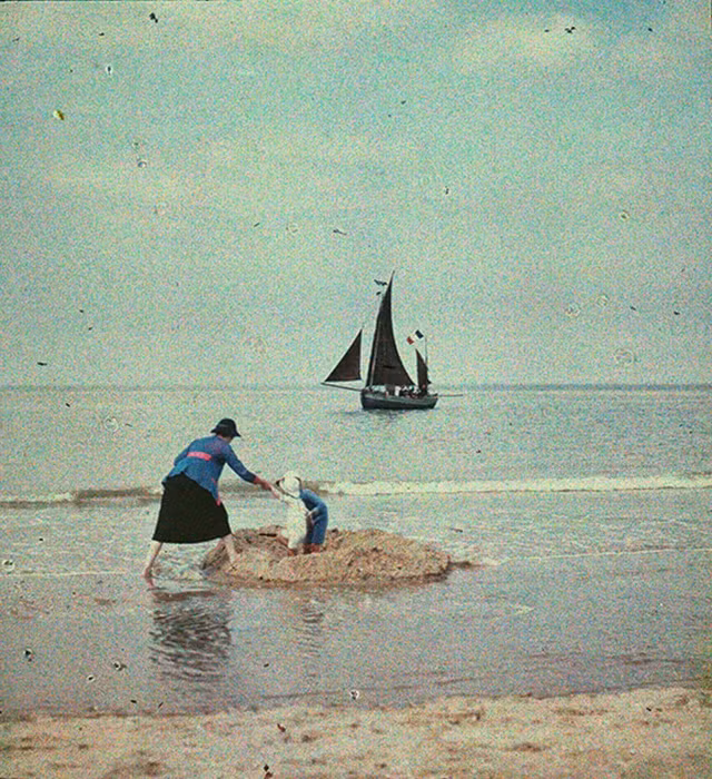 Niềm hạnh phúc giản dị của người mẹ cùng hai con vui đùa trên bãi biển trong một ngày nắng đẹp.