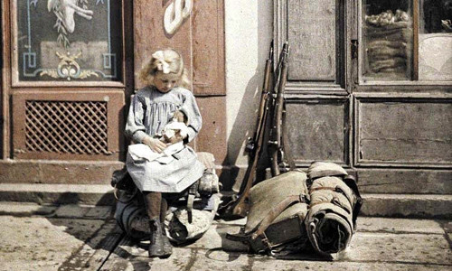 Qua ống kính nhiếp ảnh gia Léon Gimpel, nước Pháp đầu thế kỷ 20 hiện lên khá bình dị, gần gũi với nhiều cảnh sắc quen thuộc như tháp Eiffel.