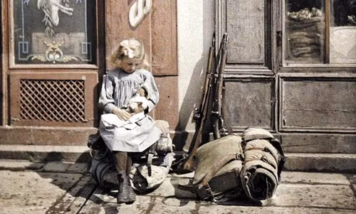 Qua ống kính nhiếp ảnh gia Léon Gimpel, nước Pháp đầu thế kỷ 20 hiện lên khá bình dị, gần gũi với nhiều cảnh sắc quen thuộc như tháp Eiffel.