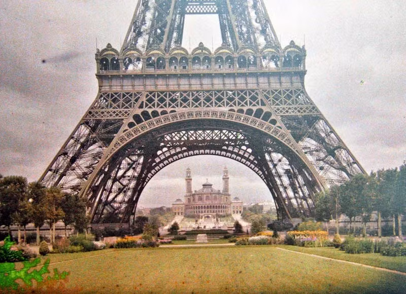 Khung cảnh tuyệt đẹp dưới chân tháp Eiffel nổi tiếng của nước Pháp.