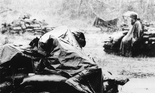 Phóng viên Nhật Toshio Sakai nổi tiếng với bức ảnh "Mơ về một thời tốt đẹp hơn" ghi lại cảnh một lính Mỹ nằm nghỉ ngơi trong mưa lớn khi đồng đội của anh ta vẫn thức để canh gác ngày 17/6/1967. Với bức ảnh này, phóng viên Toshio nhận giải Pulitzer năm 1968.