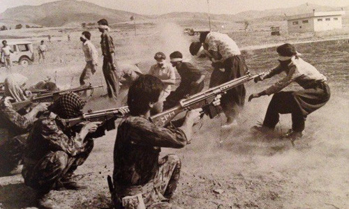 Năm 1979, nhiếp ảnh gia Jahangir Razmi đã chụp cảnh 11 người Kurd bị đội bắn Iran hành quyết tại phi trường Sanandaj, cách thủ đô Tehran 300 dặm về phía Tây, hôm 27/8/1979. Đến năm 1980, bức ảnh này được trao giải thưởng Pulitzer.