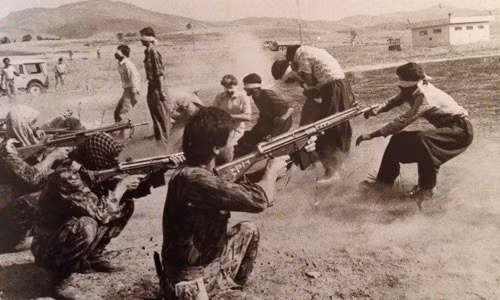 Năm 1979, nhiếp ảnh gia Jahangir Razmi đã chụp cảnh 11 người Kurd bị đội bắn Iran hành quyết tại phi trường Sanandaj, cách thủ đô Tehran 300 dặm về phía Tây, hôm 27/8/1979. Đến năm 1980, bức ảnh này được trao giải thưởng Pulitzer.