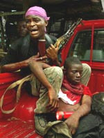 Carolyn Cole cũng giành giải thưởng Pulitzer năm 2004 với bức ảnh một người lính Liberia khóc bên xác đồng đội.