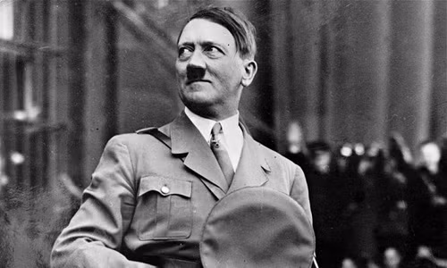 Hitler đã để bộ ria mép đặc biệt, có 1-0-2 vì trùm phát xít cho rằng kiểu ria mép đó sẽ làm cho mũi của y trông nhỏ hơn.