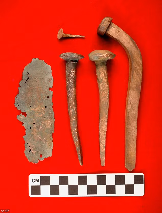 Xác tàu đắm này lần đầu được phát hiện vào những năm 1980. Tuy nhiên, việc xác định tàu khi đó bị sai nên cho rằng đó là tàu của Hà Lan.