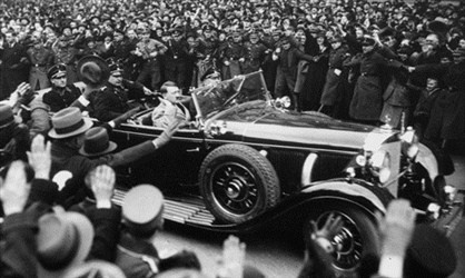 Một trong những giả thuyết điên khủng về trùm phát xít Hitler đó là y đã chuẩn bị một hầm bí mật trên Mặt Trăng. Hitler đã trốn lên căn cứ bí mật trên Mặt Trăng đó trước khi quân đồng minh tiến vào Berlin năm 1945.