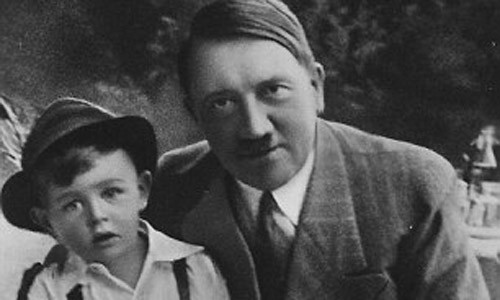 Giả thuyết điên khùng về trùm phát xít Hitler đó là nhà lãnh đạo độc tài hồi Chiến tranh thế giới 2 này đã liên hệ với người ngoài hành tinh và lập ra một thỏa thuận đôi bên cùng có lợi.