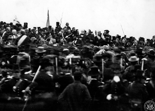 Tổng thống Lincoln ở chiến trường Gettysburg. Tổng thống Mỹ thứ 16 này xuất thân là một viên tướng quân đội.