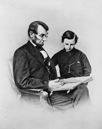 Đây là bức ảnh khác chụp Tổng thống Lincoln và con trai Tad Lincoln.