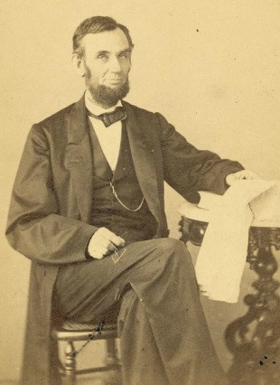 Tổng thống Lincoln tay cầm kính và báo, ảnh chụp ngày 9/8/1863.