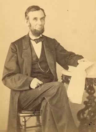 Tổng thống Lincoln tay cầm kính và báo, ảnh chụp ngày 9/8/1863.