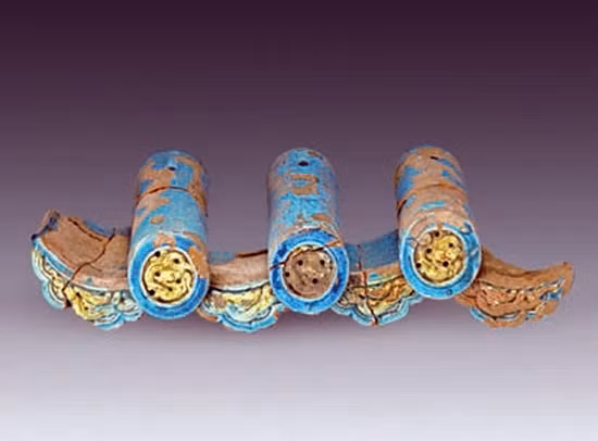 Thêm vào đó, các chuyên gia còn tìm thấy nhiều hiện vật có màu sắc rực rỡ, bắt mắt và sống động được dùng để trang trí cung điện Thành Cát Tư Hãn. Trong ảnh là một phần mái hiên được sơn màu xanh và màu vàng là hình ảnh những con rồng hay chim chóc.